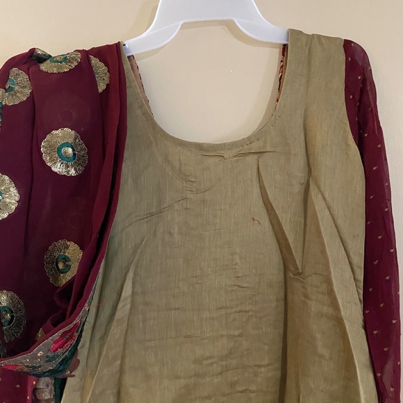 Indian Gold and Maroon Pyjami Suit with heavy Dupatta - Size 6 - Picture 10 of 16